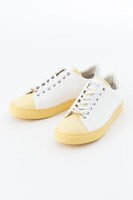 ユーリ・プリセツキーモデルのスニーカー。