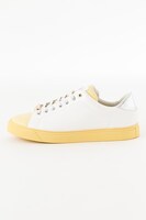 ユーリ・プリセツキーモデルのスニーカー。