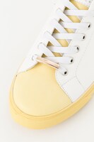 ユーリ・プリセツキーモデルのスニーカー。