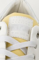 ユーリ・プリセツキーモデルのスニーカー。