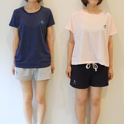 「山田と加瀬さんのルームウェアセット」の着用例。