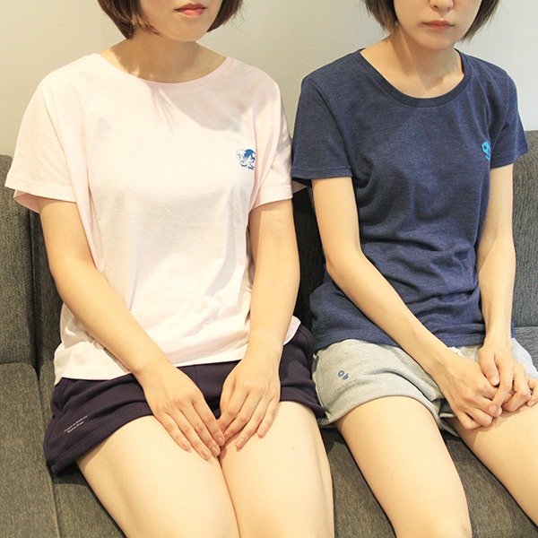 「山田と加瀬さんのルームウェアセット」の着用例。