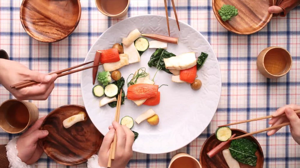 一斉に料理に箸が伸びる。マルシルはあまり歩き茸をとらないなど、細かなこだわりも。