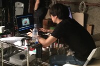 どういう絵ができあがるかをディスプレイで確認しつつ、少し動かしては写真撮影、という工程を地道に繰り返す。