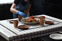 料理が美味しそうに見えるよう、盛り付けはフードコーディネーターが監修。