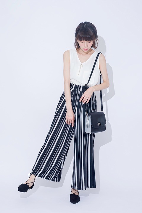 八乙女楽をモチーフにしたショルダーバッグの使用例。