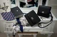 TRIGGERをモチーフにしたショルダーバッグ。