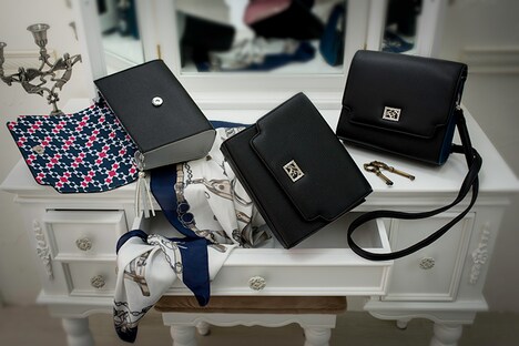 TRIGGERをモチーフにしたショルダーバッグ。