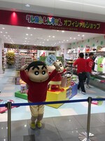 「クレヨンしんちゃんオフィシャルショップ～アクションデパート東京駅店～」の様子。