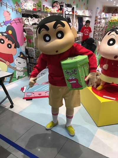 「クレヨンしんちゃんオフィシャルショップ～アクションデパート東京駅店～」の様子。