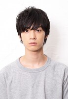 鳴子章吉役の百瀬朔。