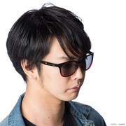 「SWANS×STRICT-Gコラボ DAY OFFサングラス シャアモデル」の着用例。