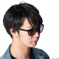 「SWANS×STRICT-Gコラボ DAY OFFサングラス シャアモデル」の着用例。