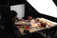 歩き茸の中には球体関節が仕込まれており、自由にポーズをつけることが可能。外側はフォームと呼ばれるやわらかな素材でできている。