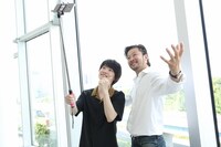 自撮りをする（左から）神木隆之介、浅野忠信。