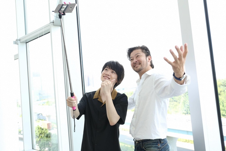 左から神木隆之介、浅野忠信。