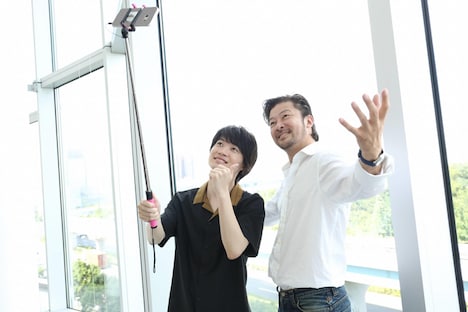 自撮りをする（左から）神木隆之介、浅野忠信。