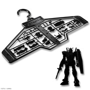 「東京ソラマチ店限定 リミテッドTシャツ」に付属する「STRICT-Gオリジナルガンプラハンガー」。