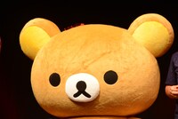 頭に銀テープが乗っかってしまったリラックマ。