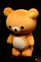 集まった取材陣や関係各位に一礼するリラックマ。