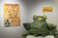 エントランスではキングの神器・シャスティフォルがぬいぐるみの形態でお出迎え。