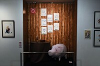 〈豚の帽子〉亭の雰囲気が再現された一角。