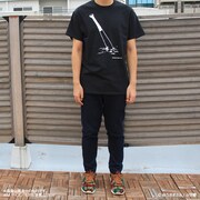 「究極超人あ～る 粉砕バットセット」より、Tシャツの着用例。