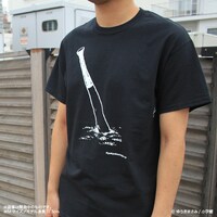 「究極超人あ～る 粉砕バットセット」より、Tシャツの着用例。