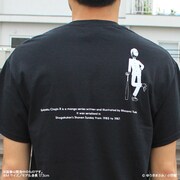 「究極超人あ～る 粉砕バットセット」より、Tシャツの着用例。