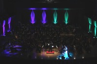 寺下真理子とSUGURU（TSUKEMEN）の演奏シーン。