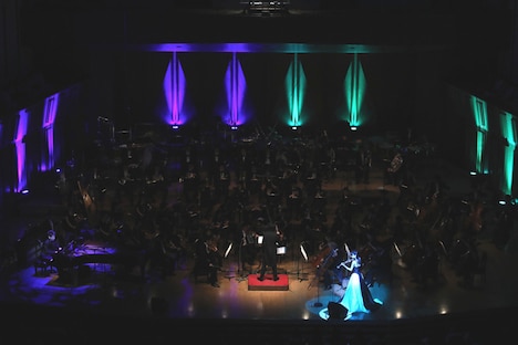 寺下真理子とSUGURU（TSUKEMEN）の演奏シーン。