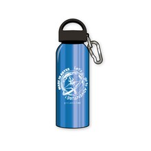 「メイドインアビス」アウトドアセットに含まれるカラビナ付きアルミボトル。