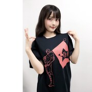 上坂すみれ×キン肉マン× KINGLYMASKのトリプルコラボTシャツ。