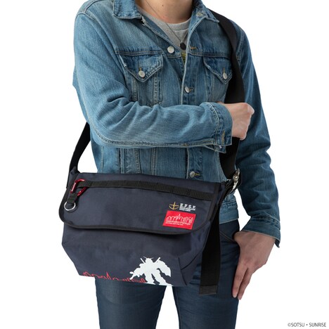 「Manhattan Portage×STRICT-Gコラボ ビンテージメッセンジャーM」のRX-78-2。
