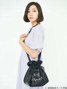 「らんま1/2 チャイナ柄巾着バッグ」ブラックの使用イメージ。