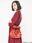 「らんま1/2 チャイナ柄巾着バッグ」レッドの使用イメージ。