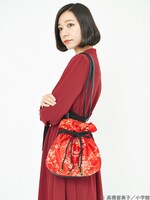 「らんま1/2 チャイナ柄巾着バッグ」レッドの使用イメージ。