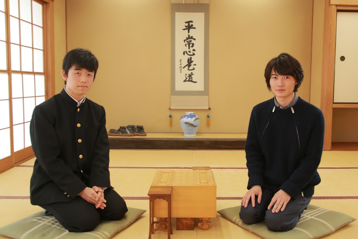 藤井四段と神木隆之介のツーショット写真。