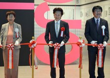 「荒木飛呂彦原画展 ジョジョ展 in S市杜王町 2017」テープカットを行う荒木飛呂彦ら。