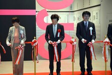 「荒木飛呂彦原画展 ジョジョ展 in S市杜王町 2017」テープカットの様子。