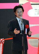 「荒木飛呂彦原画展 ジョジョ展 in S市杜王町 2017」オープニングセレモニーで挨拶を行う荒木飛呂彦。