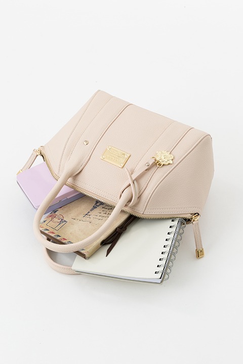 秋組モデルのバッグ。