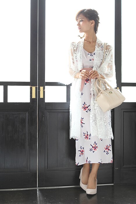 秋組モデルのバッグの使用イメージ。