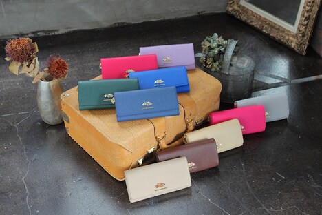 秋組と冬組のメンバーをイメージした財布。