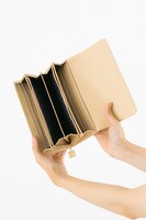 摂津万里モデルの長財布。