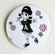 「ひみつのアッコちゃん」をモチーフにした缶バッジ。