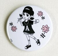 「ひみつのアッコちゃん」をモチーフにした缶バッジ。