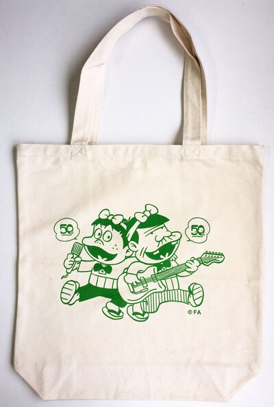 「天才バカボン」「もーれつア太郎」をモチーフにしたトートバッグ。