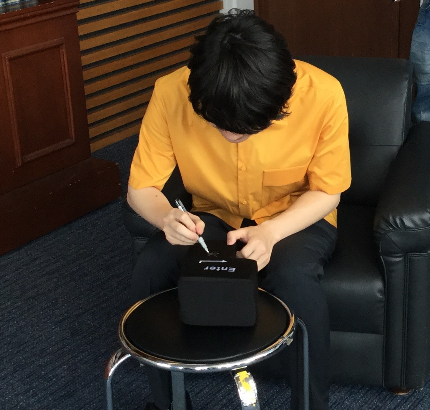 エンターキーにサインする神木隆之介。