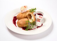 「ユーリとハローキティのリンゴ＆カスタードピロシキ～ベリージャム添え～」